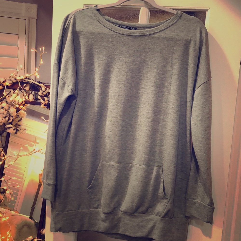 Grey sweatshirt with front pocket